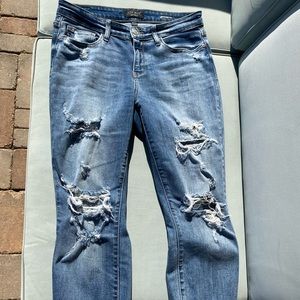 Mid rise, boyfriend fit, Judy Blue distressed jeans.